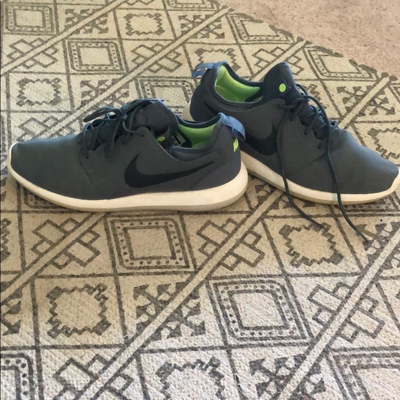 2 pairs of Nike Roshe SOLD already - Picture 4 of 10